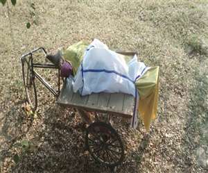 Gaya: स्&zwj;वयं पीपीई किट में लपेटा और ठेले पर शव लादकर ले गए श्&zwj;मशान, अस्&zwj;पताल से नहीं मिली एंबुलेंस