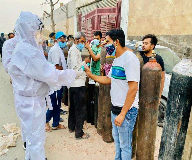 आनलाइन, आफलाइन तरीके से मदद कर रहे छात्र।