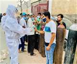 आनलाइन, आफलाइन तरीके से मदद कर रहे छात्र।