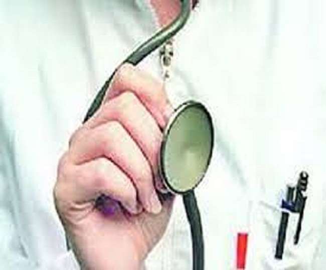 खुद से दूर रखकर कोरोना की जांच और वैक्सीनेशन में लगी हुई हैं