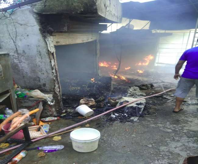 करीब 2 घंटे की कड़ी मशक्कत के उपरांत आखिरकार कुछ हद तक आग पर काबू पाया गया