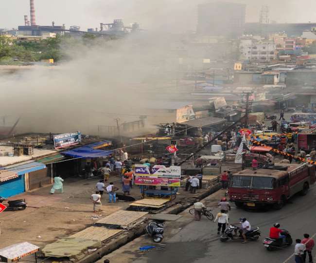 लोग शार्ट सर्किट से आग लगने की संभावना व्यक्त कर रहे हैं।