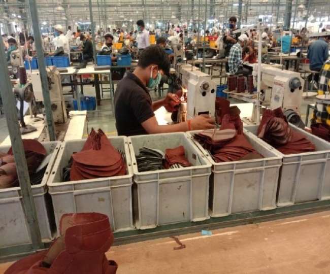 आगरा की फुटवियर निर्यातक इकाइयां इस समय तिहरी मार से जूझ रही हैं। प्रतीकात्&zwj;मक फोटो