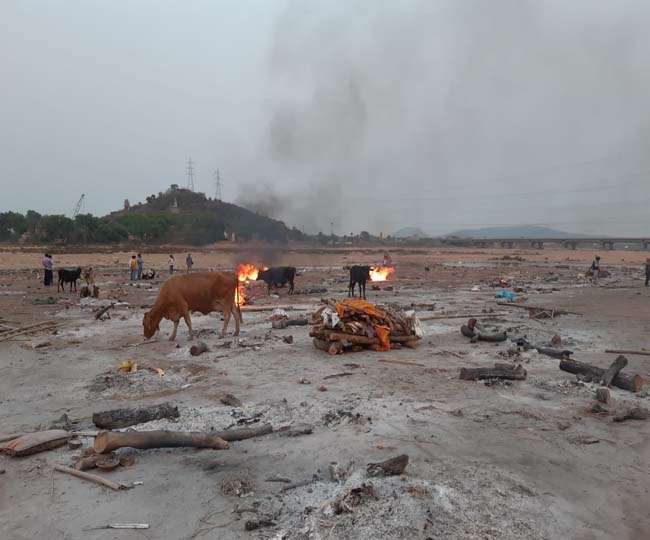 गया के मोक्षधाम में हो रही अंत्&zwj;येष्टि। जागरण