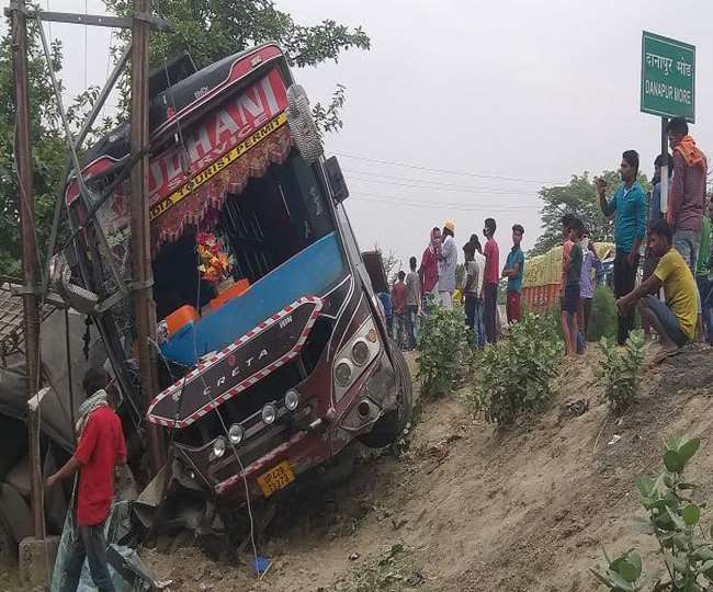 हाईवे किनारे पोल से टकराई बस व लोगों की भीड़।