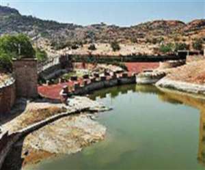 कुंड और बावड़ियां महज जल संरक्षण के साधन नहीं।