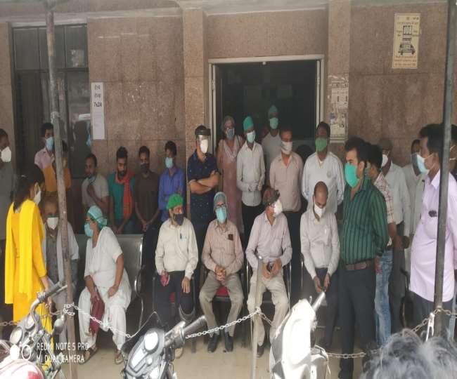 प्रतापगढ़ जिला अस्&zwj;पताल में चिकित्सक और कर्मचारी हड़ताल करते ।