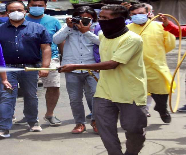 लॉकडाउन के पहले दिन जम्मू नगर निगम ने शहर के विभिन्न बाजारों में सैनिटाइजेशन अभियान चलाया।