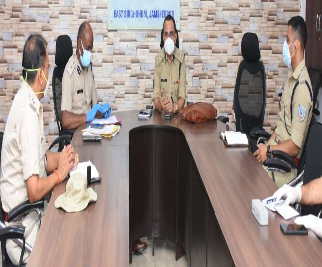 जमशेदपुर में पुलिस अधिकारियों संग बैठक करते कोल्हान के डीआइजी राजीव रंजन सिंह।