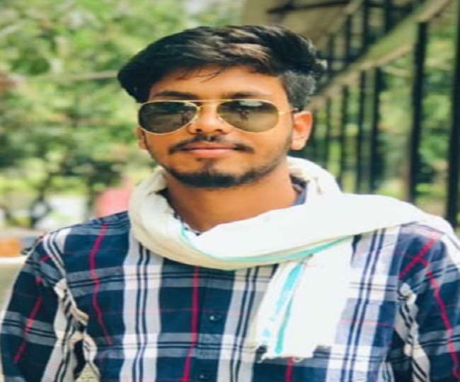 कमरे में मच्छर लगने की बात कहते हुए युवक ने मां का दुपट्टा ले लिया। फंदा लगाकर आत्महत्या कर ली।