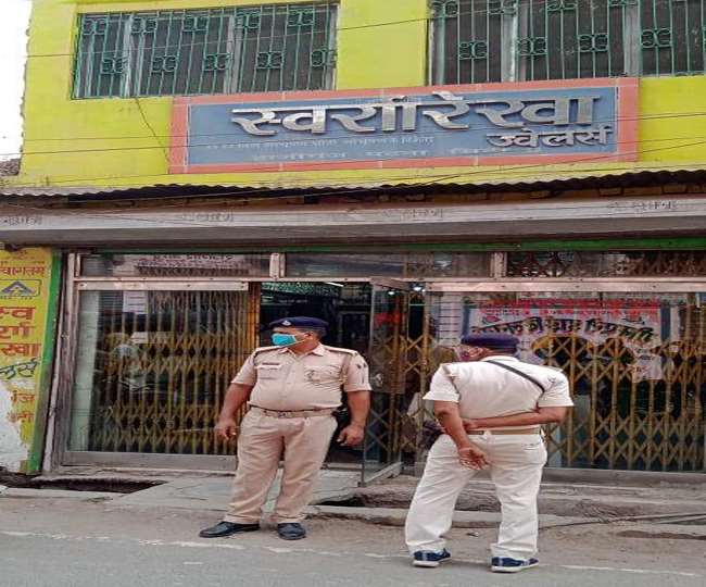 स्वर्णरेखा ज्वेलर्स दुकान से लूट के बाद पहुंची पुलिस।
