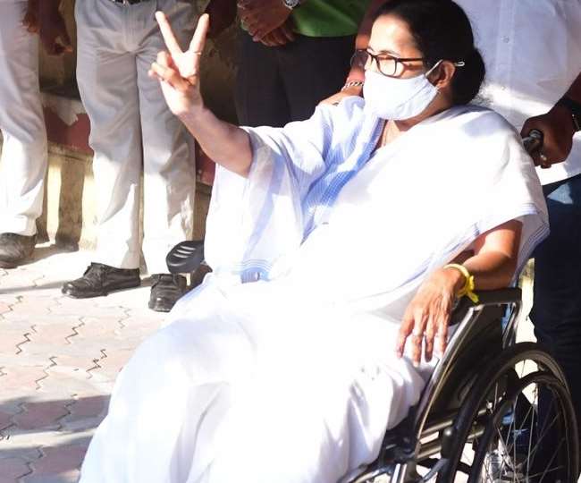 पार्टी नेताओं को ममता की सलाह, किसी का दिया खाना न खाएं, न पीएं सिगरेट