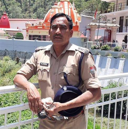 संक्रमित की मौत होने पर मोर्चरी पहुंच कागजी कार्यवाही करने और श्मशान घाट पहुंचाने में परिवार की मदद करते हैं।