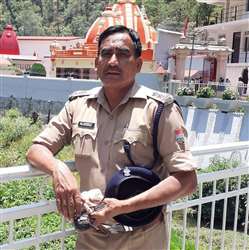 कोरोना की पहली हो या दूसरी लहर, अस्पताल से लेकर मोर्चरी तक डटे हैं मनवर