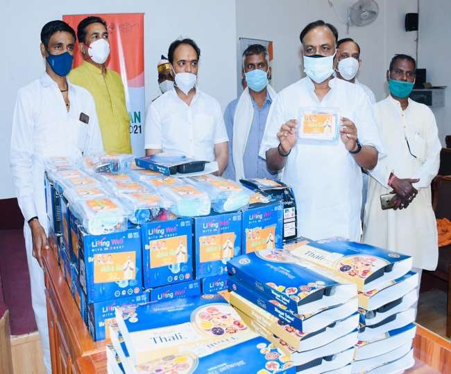 कोरोना वायरस संक्रमित परिवारों के लिए तैयार की गइ किट के साथ मेयर नवीन जैन।
