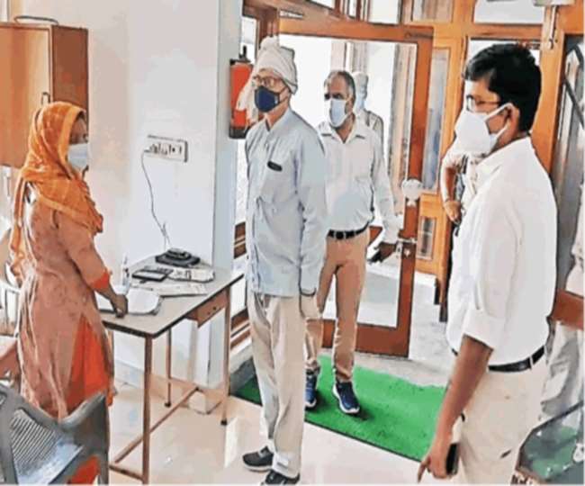 मेरठ में वैक्&zwj;सीनेशन को लेकर डीएम ने दिए निर्देश।