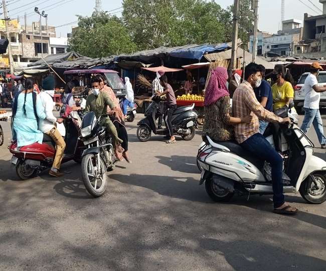 एक मई से संपूर्ण लॉकडाउन के डर से शुक्रवार दोपहर बाद मोगा में जमकर खरीदारी की गई। जागरण
