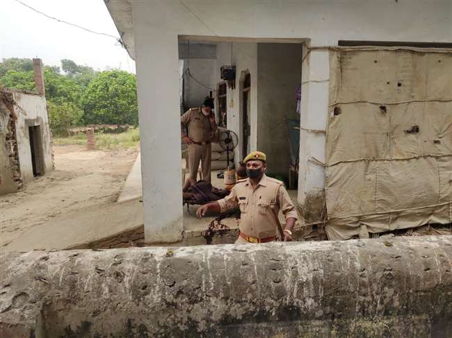 सोरांव इलाके में घर के बाहर सोते समय एक बुजुर्ग की धारदात हथियार से हत्या कर दी गई।