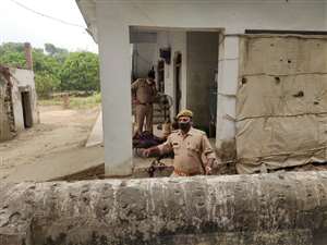 महामारी की परेशानी के बीच कत्ल, प्रयागराज में घर के बाहर सोए बुजुर्ग का धारदार हथियार से कर दिया खून