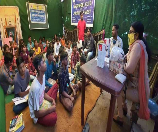 बच्चों को ऑनलाइन ही अंग्रेजी, नैतिकता और सामान्य ज्ञान का पाठ पढ़ाते हैं।