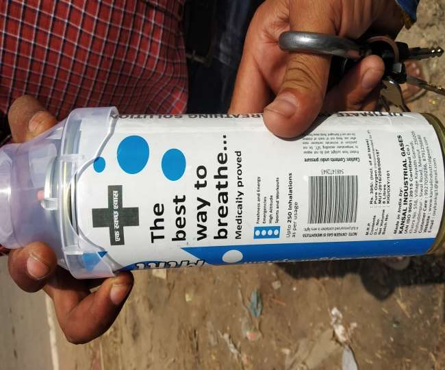 मेरठ में मिनी आक्&zwj;सीकैन की कालाबाजारी चल रही है।