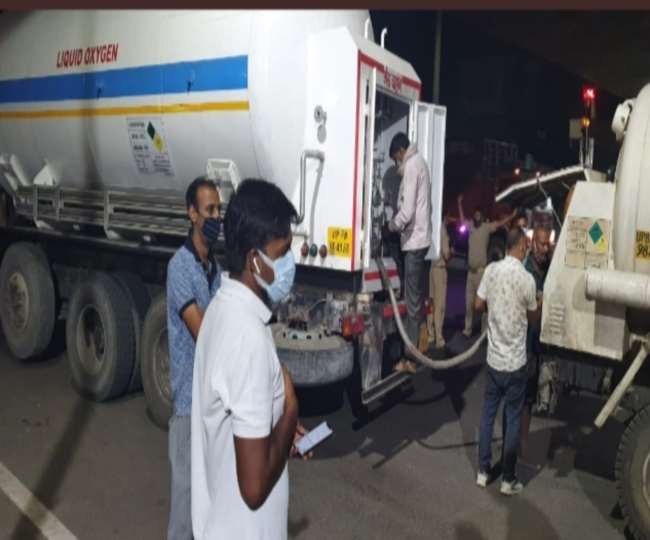 रांची से आए टैंकर से ऑक्&zwj;सीजन की आपूर्ति कराते डीएम आगरा।