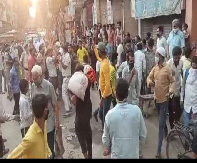 पटना में मास्क लगाने के लिए कहने पर जवान पर हमला करते लोग।