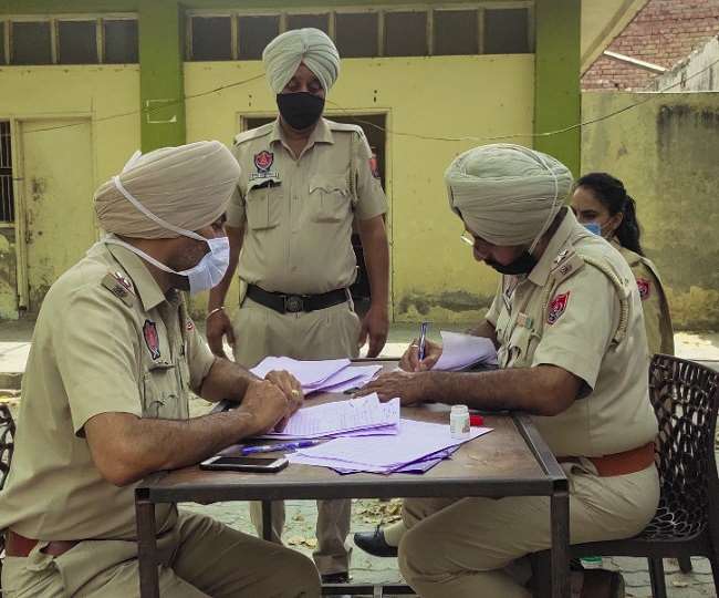 गांव गहरी बुट्टर में पति ने मां के साथ मिलकर पत्नी का गला घोंटकर उसकी हत्या कर दी। जागरण