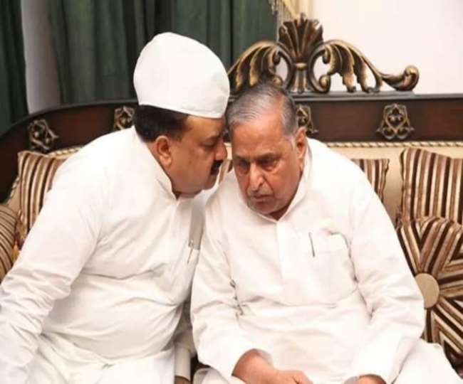 समाजवादी पार्टी के मुखिया मुलायम सिंह यादव के साथ सपा के पूर्व शहर अध्&zwj;यक्ष रईसुद्दीन। फाइल फोटो