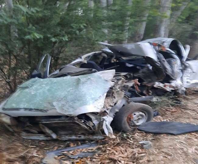 गांव भैणी के समीप स्थित गुरुद्वारा गुमटसर साहिब के पास वृक्ष से कार टकरा गई।