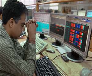 शेयर बाजार में भारी गिरावट से निराश एक निवेशक की फाइल फोटो (PC: PTI)