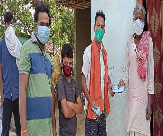 तरियानी में मास्क का वितरण कर लोगों को जागरूक करते युवा। जागरण