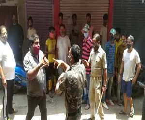 कपड़ा दुकान को खुला देख पुलिस ने लगाई फटकार, एक को पकड़ कर ले गई थाना Dhanbad News