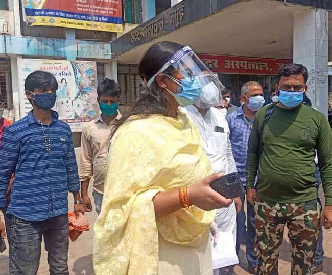 जमुई में अस्&zwj;पताल का निरीक्षण करतीं विधायक श्रेयसी सिंह।