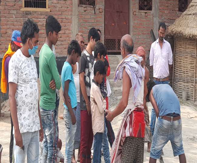 सिवान में वारदात के बाद मृतक के घर के बाहर जुटे लोग।