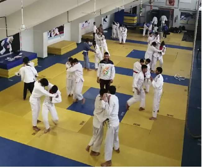 अंबाला रोड स्थित इंडोर खेल स्टेडियम में अभ्यास करते खिलाड़ी।