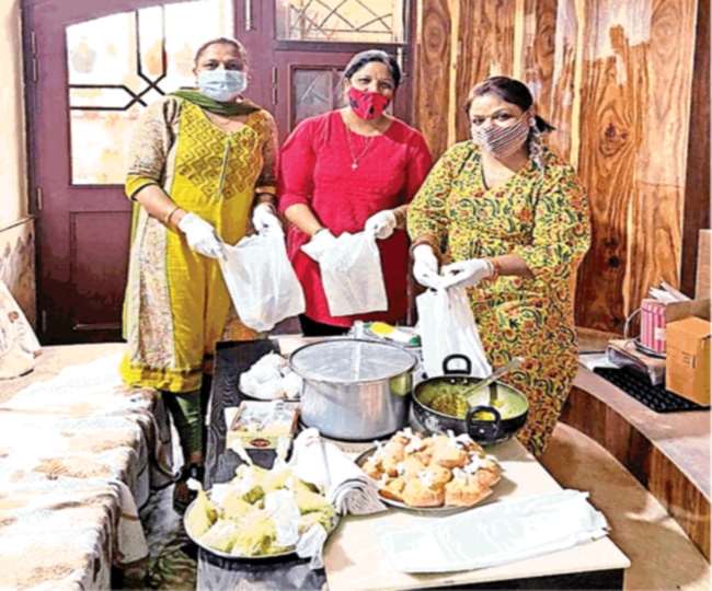 मेरठ में कोरोना संक्रमित मरीजों की मदद करती हैं ये तीन सहेलियां।
