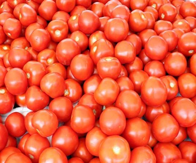 पटना में पुलिस के एक जवान का टमाटर निकालते वीडियो वायरल हुआ है।