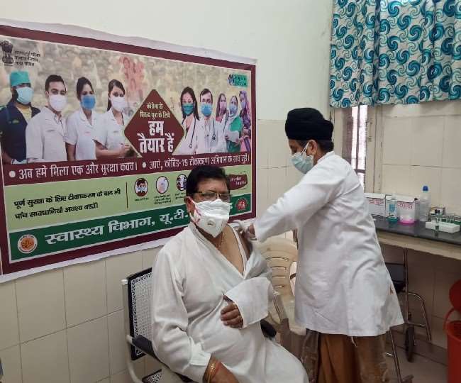 चंडीगढ़ में भाजपा ओबीसी मोर्चा स्टेट प्रेसिडेंट एनआर मेहरा वैक्सीन लगवाते हुए।