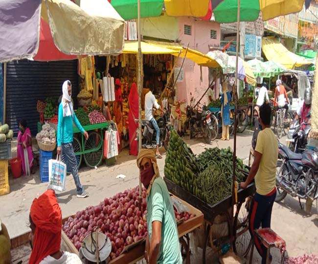 सब्&zwj;जी दुकानदार कर रहे ग्राहक का इंतजार। जागरण