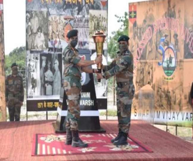 अखनृूर में आयोजित कार्यक्रम में डिव के जीओसी ने विजय मशाल स्वीकार किया।