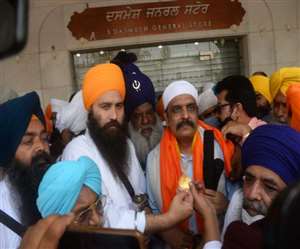 अमृतसर में पंजाब पुलिस के पूर्व आइजी कुंवर विजय प्रताप सिंह को श्री हरमंदिर साहिब के बाहर किया सम्मानित