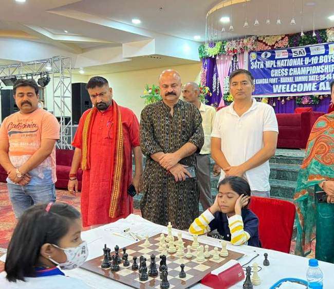 charvi of karnataka and madhavendra pratap sharma of madhya pradesh were successful in taking the lead till the ninth round