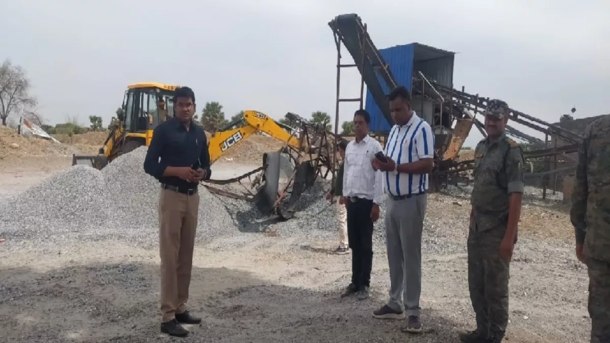 चतरा में अवैध खनन को लेकर चला व्यापक अभियान, छापेमारी में सात अवैध क्रेशर ध्वस्त, 5 ट्रैक्टर बालू जब्त
