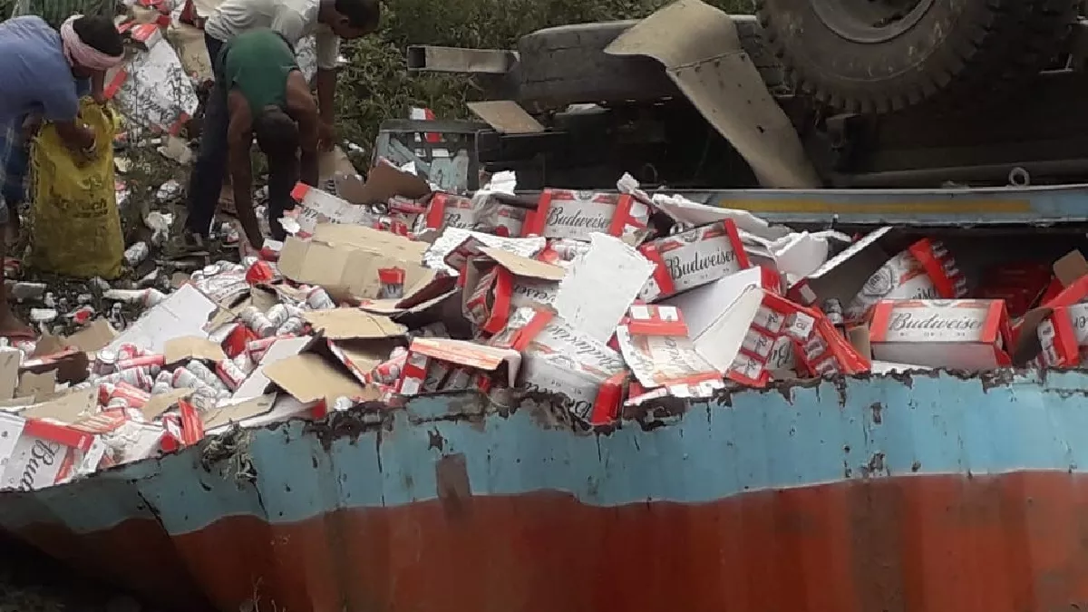 पूर्णिया में बि‍यर लदा कंटेनर अनियंत्रित होकर पलटा, बोरि‍यों में कैन भरकर ले गए लोग; पुलिस पहुंची तो भागे