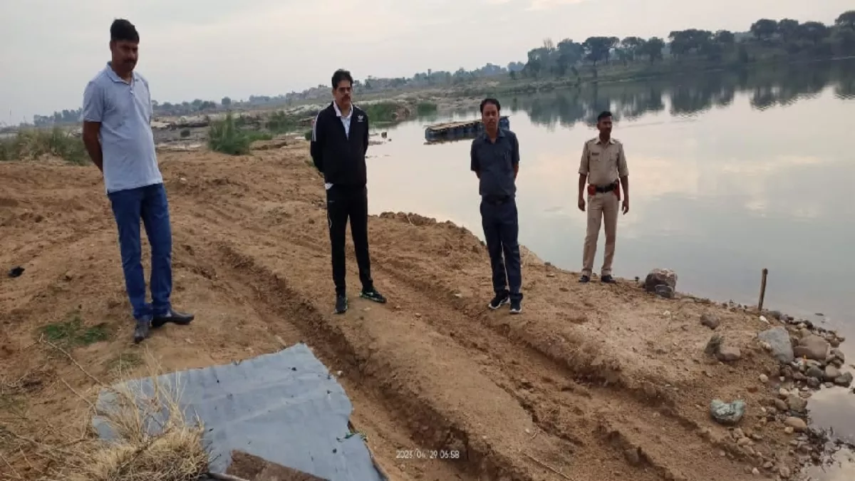 Jharkhand News: सरायकेला में अवैध बालू उत्खनन के खिलाफ चला अभियान, अवैध बालू सहित 4 वाहन जब्त