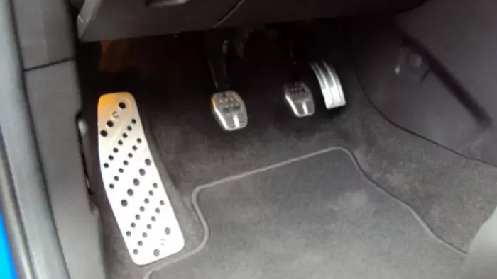 कार में Dead Pedal के क्या फायदे मिलते हैं। आइए जानते हैं।