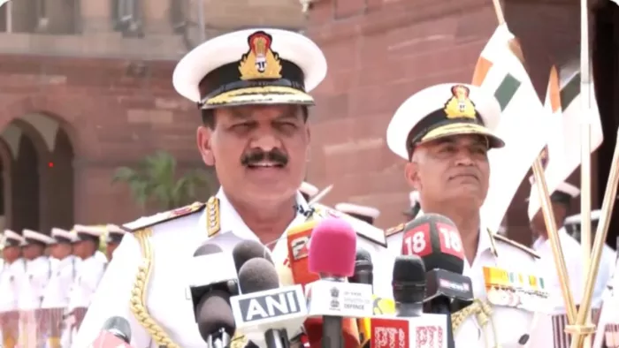 एडमिरल दिनेश कुमार त्रिपाठी ने नए नौसेना प्रमुख के रूप में संभाला कार्यभार