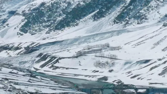 अटल टनल के नॉर्थ पोर्टल में हिमखंड गिरने रुका चंद्रा नदी का बहाव।