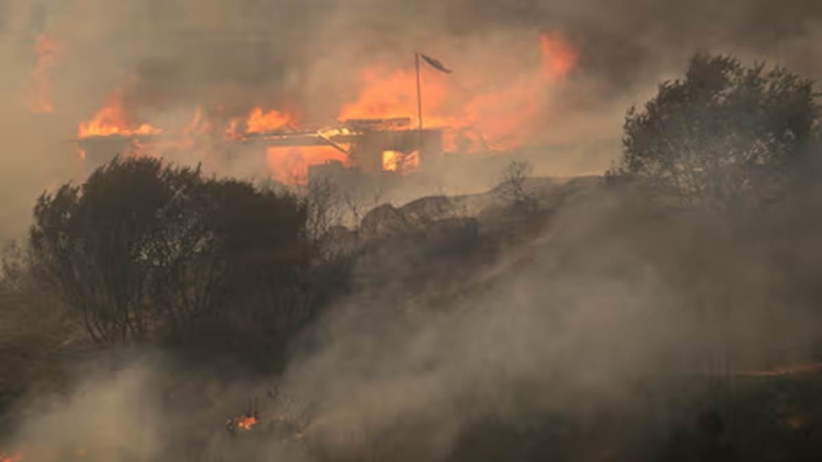 https://www.jagranimages.com/images/newimg/30042024/30_04_2024-chile_fire_23707733_3440865.jpg